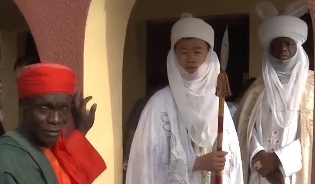 河南小伙在非洲14年，这里一夫多妻，男人只用玩，女人干活地位低