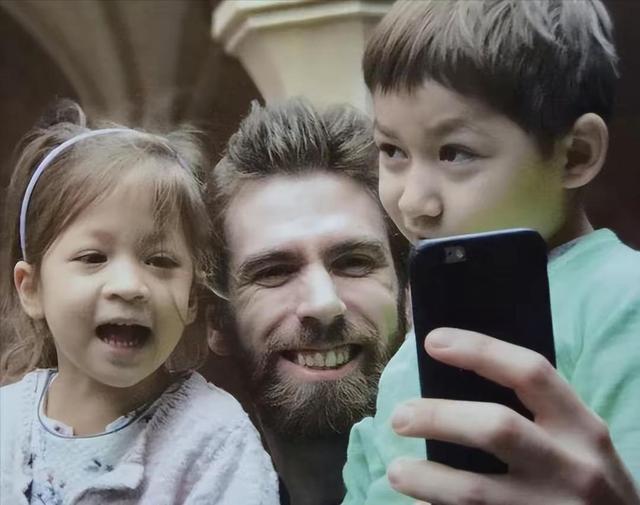 湖北打工妹嫁给英国高管，生下2个混血宝宝，婚后8年持刀捅死丈夫