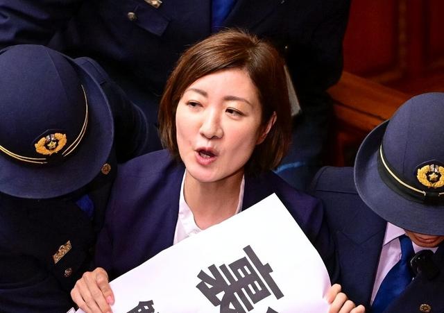 高市早苗没想到，中方祭出第二张王牌，特朗普“隔岸观火”