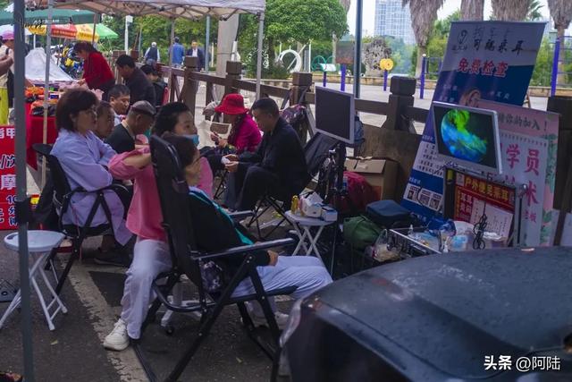 安顺市有个民生市集全年无休,烟火气息浓厚,每天还有人跳民族舞