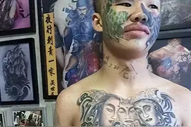 3年前，火爆全网的四川14岁纹面男孩被父赶出家门，如今现状如何图片