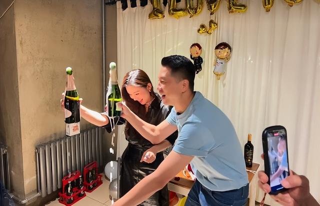 王雷李小萌北京豪宅庆生，吃仨菜被嘲小气，却因桌上的一盒烟圈粉