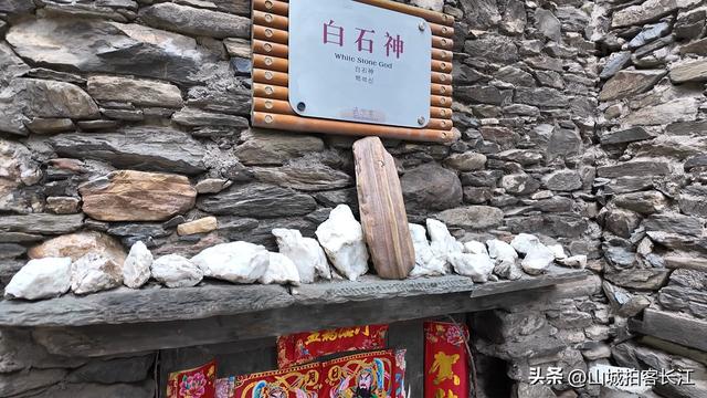 四川深山发现“石头堡垒”，攻防兼具有奥秘，去看看到底都有啥？