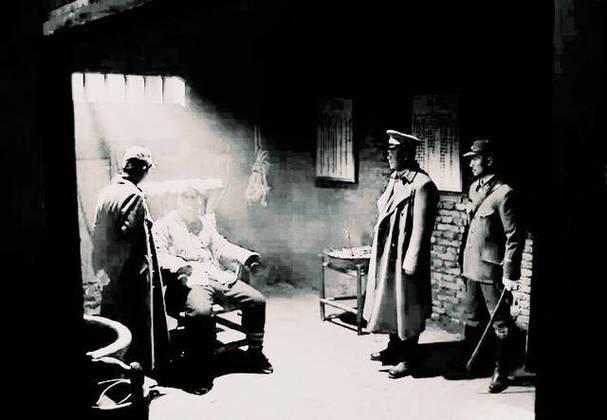 身体被割裂，被剥光衣服，泼水冻在檐下， 她为何不惧敌人的摧残？