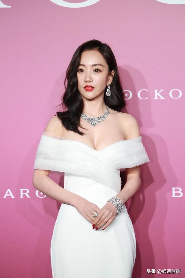 杨蓉这胸是真的吗？跟两个足球一样了，真的非常好看了