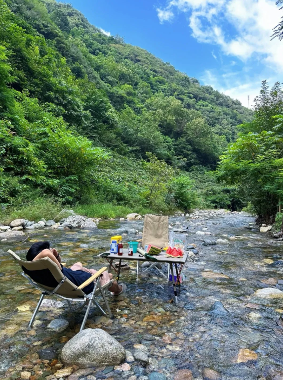 西安向南45分钟！小城撸熊猫、溯溪、看云、发呆，还藏了秦岭第一抹秋色