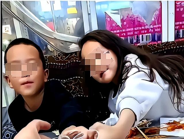 男子毒杀儿女出庭受审！逼喝3瓶农药，孩子挣扎抓烂床，父亲冷眼拍照