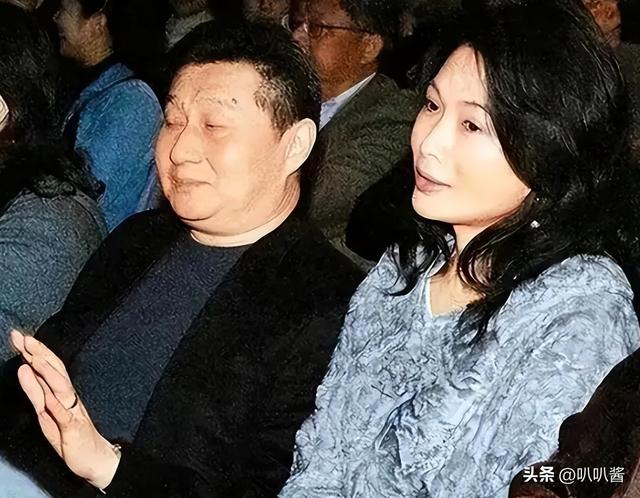 包养情人无数，娶初中同学女儿为妻，玩老婆闺蜜，嗜色如命的富豪