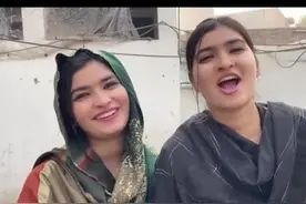 小王终于摘掉了最后一层遮羞布图片