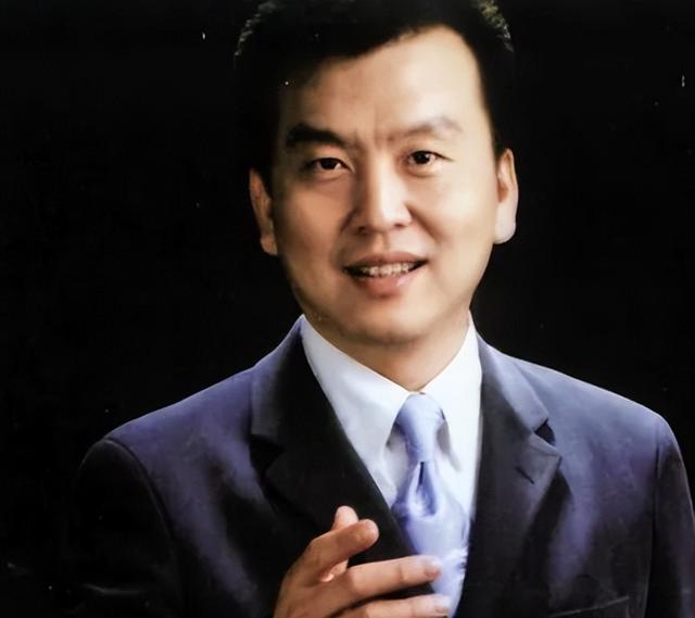 央视主持人张泽群:55岁才当父亲，妻子跑了儿子丢了，今孤身一人