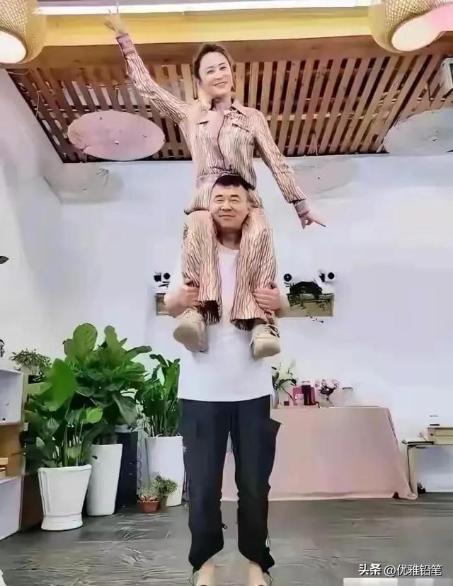 陈建斌夫妇一把年纪了，还对着镜头亲亲抱抱举高高，老了玩得挺花