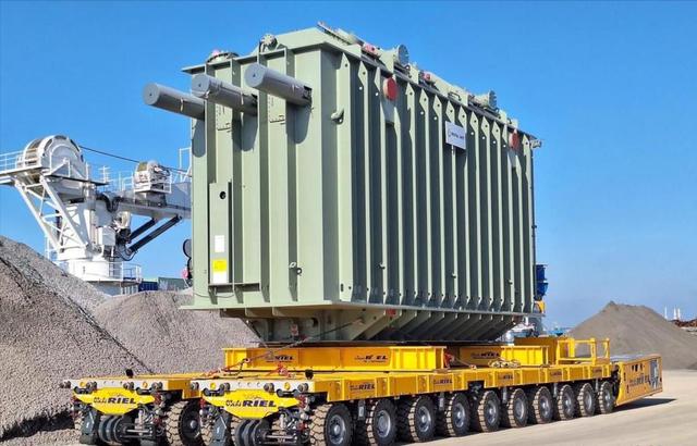 马斯克预言成真！全球抢购中国变压器，美国加税104%反被卡脖子