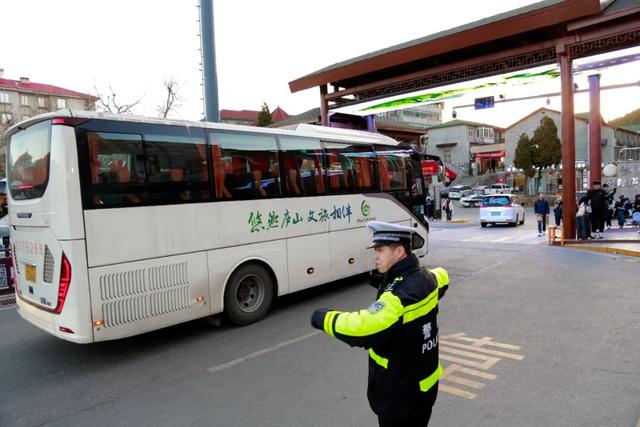 悠然庐山行 星月送客归：庐山景区全力护航游客春节旅程