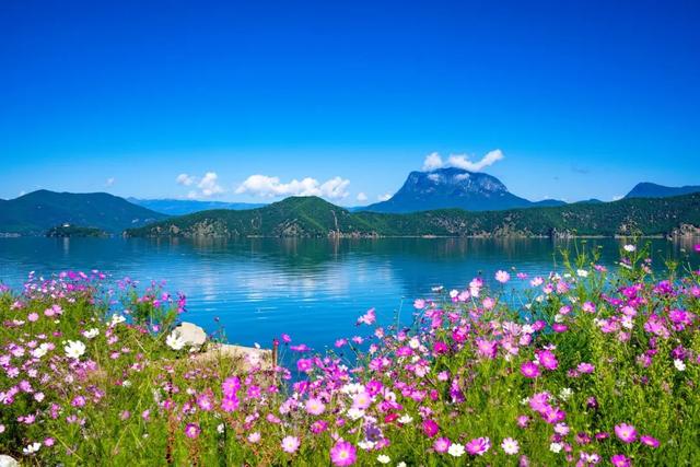 一念湖水，一念人间！在泸沽湖的湖光山色里，寻一场摩梭风情梦