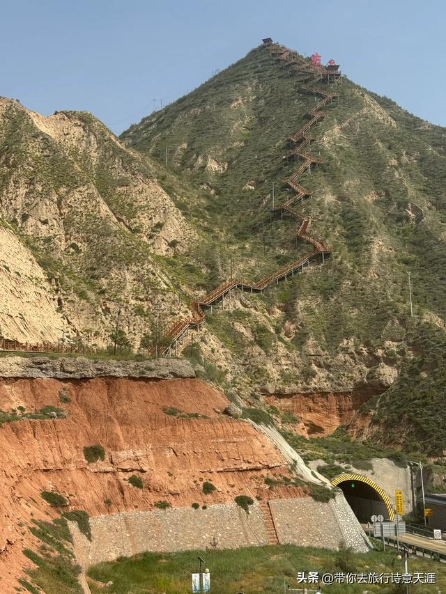 甘肃刘家峡水库，乘船游览黄河峡谷风光
