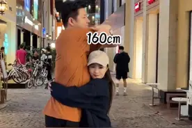 金龟子女儿晒照，没遗传爸爸王宁身高，与巨人老公同框像个小手办图片