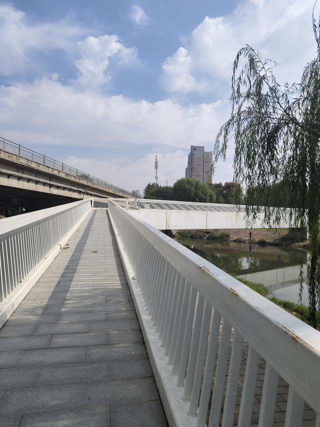 徒步穿越西流湖，赏秋正当时