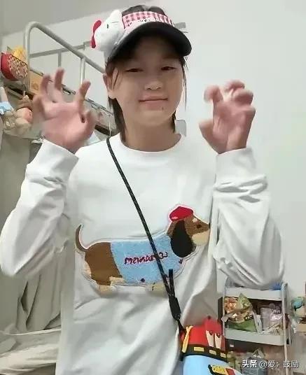 全红婵穿着白色T恤 头戴旅游帽美炸了，更让人惊喜的是 她瘦了不少