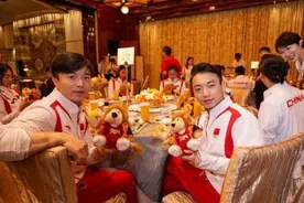 何超琼给奥运健儿送小狮子，马龙抱着合影，全红婵被特殊对待图片