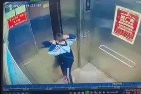 小区电梯故障，小孩扒门逃生！父亲：按3次警铃无应答，担心上课迟到自救图片