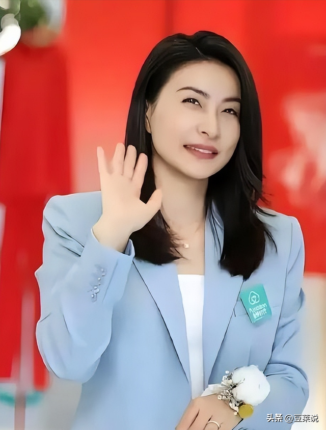 全网恭喜！45岁霍启刚又升职了，级别很高，妻子郭晶晶立了大功！