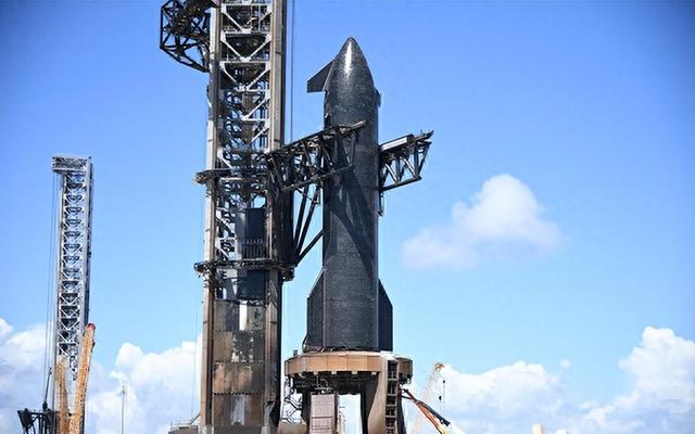 美国登月又黄了？想赶在中国前登月已不可能，星舰11飞仍未入轨！