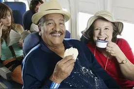 八十岁老人能坐飞机吗，八十岁以上老人怎么买机票图片