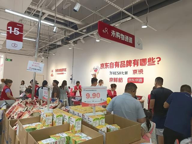 外卖三巨头刚被约谈过，就又杠起来了，纷纷转战大型折扣超市