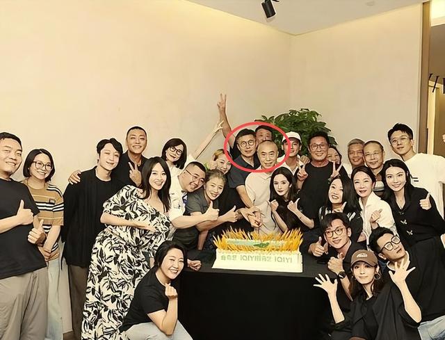 《生万物》庆功宴：迟蓬林永健靠边，杨幂紧挨资方，C位令人意外
