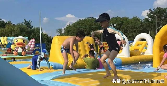 8米高的小黄鸭萌力全开，抓住暑期尾声来一起玩水