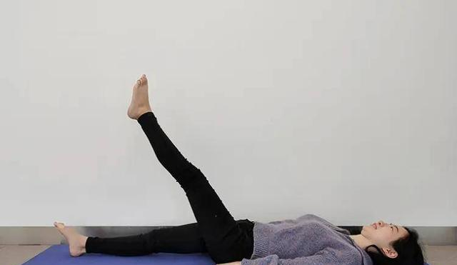 每天躺床上“交替抬腿”100次，相当于“慢跑”1小时，轻松瘦腰？