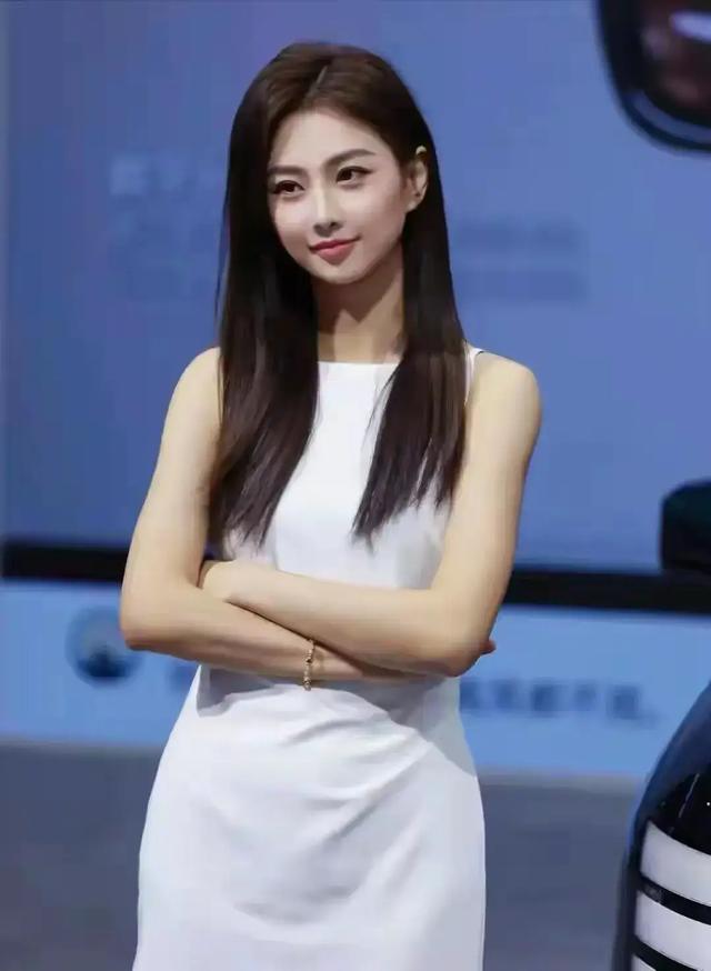 苏一宁,身高177厘米,体重56公斤,车模姐姐,人称少妇天花板