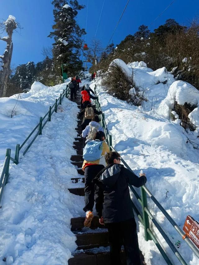 太好了是瓦屋山的雪，我们南方孩子又快乐了！