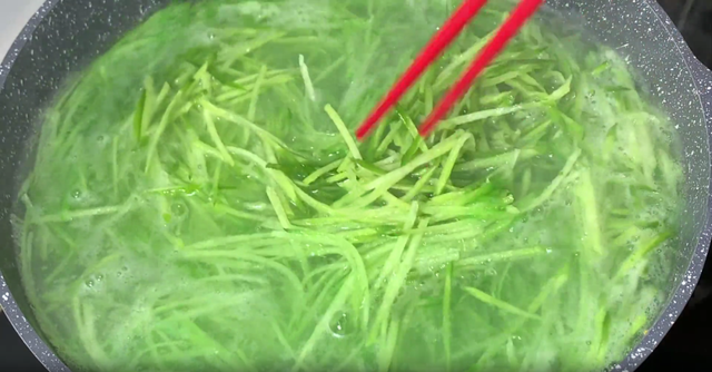 冬天遇见它使劲吃，生吃利水消肿，熟吃化痰止咳	，错过可惜了