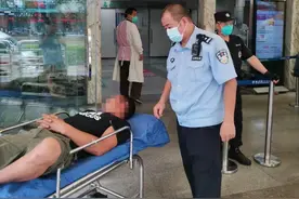 装死复仇？村民用石头“打死”眼镜蛇，凑近看时，蛇暴起咬他一口图片