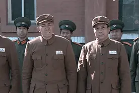 解放时，为何铁三角唯独李云龙只是师长？看他和俩战友比差了哪里图片