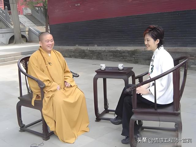 上任才1天，印乐法师和美女大量合影被扒，与释永信区别太明显！