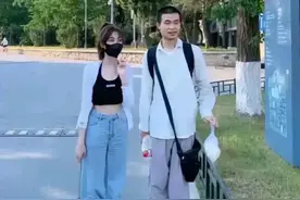 韦东奕和美女合影，一家长：女儿副教授，能结缘就好了图片