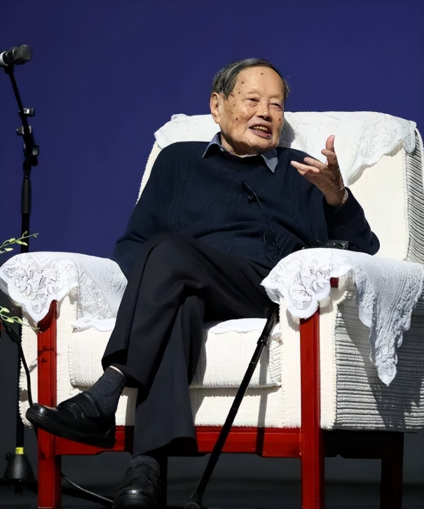 杨振宁去世才2天，令人恶心的一幕出现了，杨振宁助理曾辟谣