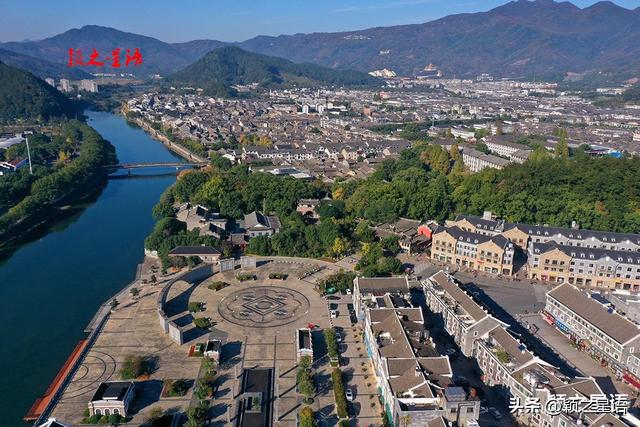 秋色天花板，枫香树下美龄桥