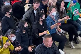德云社举办撂地专场，岳云鹏抱着箩筐求打赏，网友：门票钱太值了图片
