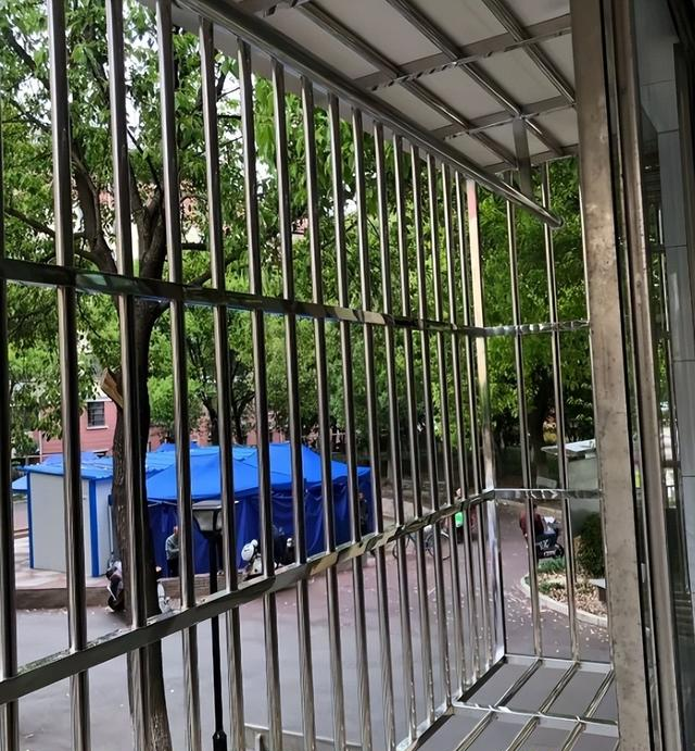 越来越多人阳台不做“防盗窗”了！建议学广州人的做法，真高级