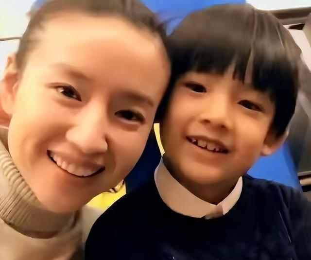 45岁董洁近况曝光，网友：步上张柏芝老路了？