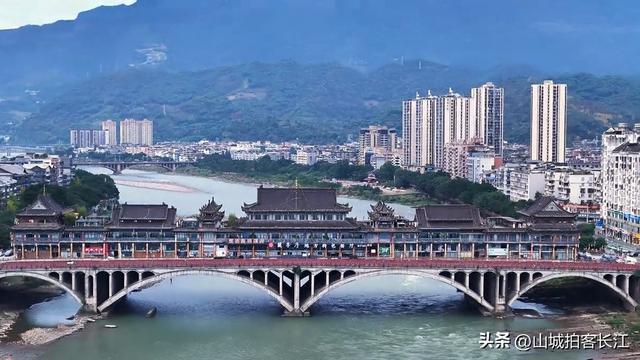 四川优雅的城市，极致美景和特色美食很多，有“天府之肺”的美誉