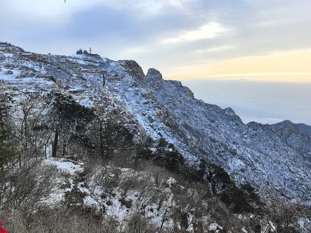 雪峰刺破苍穹 云海托举世界