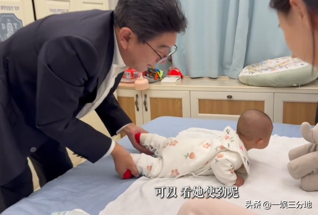 水均益跑泉州给女儿带娃	，和前妻罕见同框，主动搭话对方却不理他