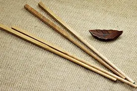 让人无语的十种使用筷子的忌讳，每样都让人异常不爽，遇到过吗？图片