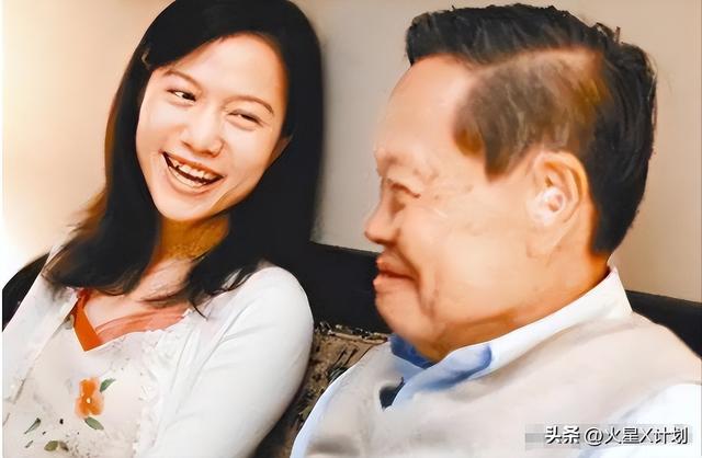 事实证明，49岁无儿无女的翁帆，早被杨振宁安排好了退路