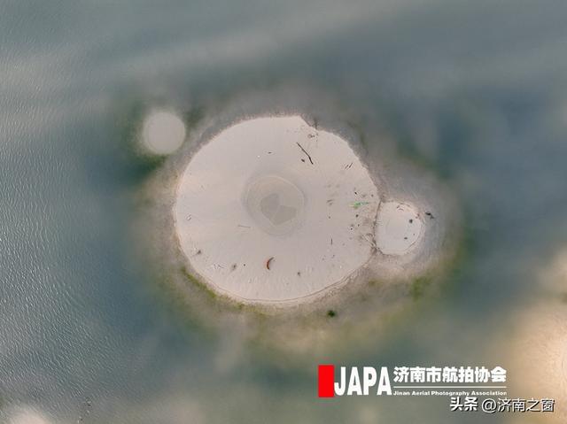 山东济南：“泉涌白沙”奇观 宛如"泉城之眼"