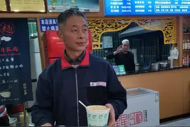 顾客劝拉面馆涨价，老板拒绝了图片